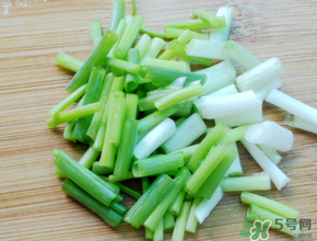 薺菜和蔥能一起吃嗎？薺菜餃子可以放蔥嗎？