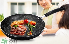 麥飯石鍋和鐵鍋哪個好？麥飯石鍋和鐵鍋對比