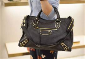 巴黎世家機(jī)車包正品多少錢？balenciaga機(jī)車包專柜價(jià)格