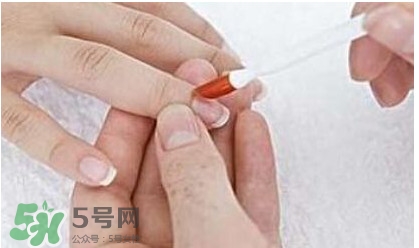 腳上的灰指甲怎么治療？腳上的灰指甲的治療方法