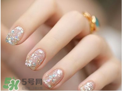 腳上的灰指甲怎么治療？腳上的灰指甲的治療方法
