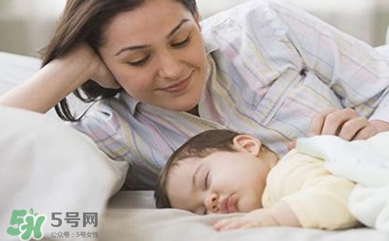 孩子為什么喜歡趴著睡覺？孩子為何老愛趴著睡