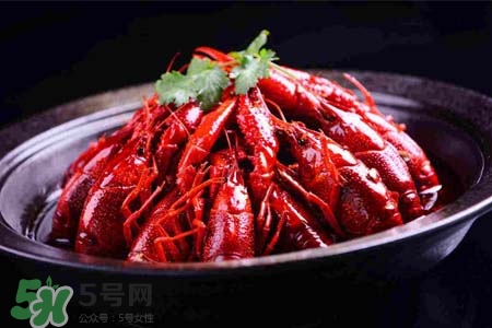 吃小龍蝦可以喝紅酒嗎？紅酒和龍蝦能一起吃嗎？