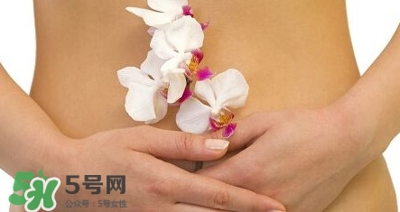 月經(jīng)量少顏色發(fā)黑是怎么回事？月經(jīng)量少怎么辦