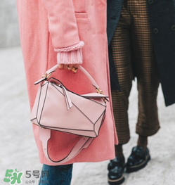 loewe puzzle怎么背好看？loewe puzzle怎么搭配好看？