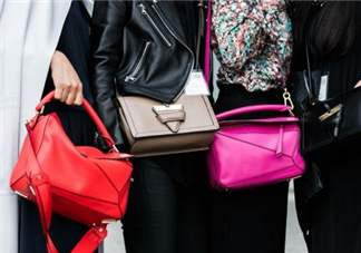 loewe puzzle怎么背好看？loewe puzzle怎么搭配好看？