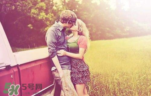接吻時男生的手放哪里？接吻時男人的手摸哪里暴露性格
