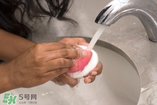 美妝蛋可以用香皂洗嗎？美妝蛋可以用肥皂洗嗎？