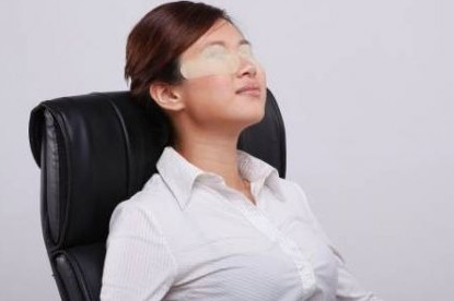 眼疲勞會引起哪些癥狀？眼疲勞會導(dǎo)致什么癥狀