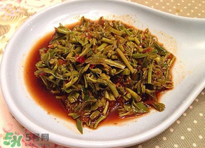 涼拌香椿要過水嗎？香椿涼拌前需要用開水焯一下嗎？