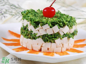 香椿拌豆腐怎么做好吃？香椿拌豆腐放什么油？