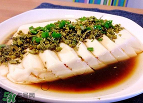 香椿炒豆腐怎么做好吃？香椿炒豆腐的做法