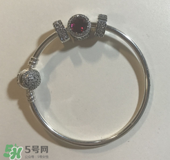潘多拉美女與野獸手鏈?zhǔn)鞘裁床馁|(zhì)？pandora美女與野獸是銀的嗎？
