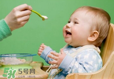 四個月的寶寶可以喝果汁嗎？寶寶四個月能喝果汁嗎？