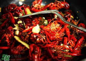 月經(jīng)可以吃油燜大蝦嗎？經(jīng)期能吃油燜大蝦嗎？