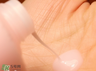 蘭嘉絲汀粉水和蘭蔻粉水哪個(gè)好？蘭嘉絲汀粉水和蘭蔻粉水對(duì)比