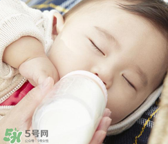 寶寶喝水喝奶要分開用奶瓶嗎？奶瓶喝水和喝奶要分開嗎？