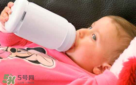 寶寶喝水喝奶要分開用奶瓶嗎？奶瓶喝水和喝奶要分開嗎？