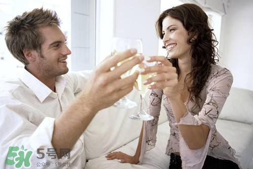 夫妻如何保持新鮮感？調情小技巧激發(fā)你的性欲
