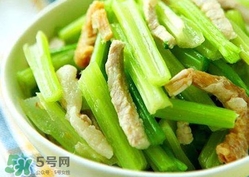 芹菜怎么炒好吃？芹菜怎么炒不苦