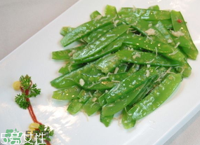 ?炒荷蘭豆要焯水嗎？荷蘭豆不焯水能吃嗎？