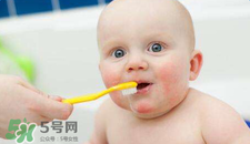 寶寶不肯刷牙一刷就哭怎么辦？怎么樣讓寶寶養(yǎng)成刷牙的習(xí)慣？