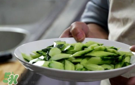 黃瓜怎么切菱形？如何將黃瓜切菱形