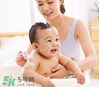 寶寶流鼻涕了還能洗澡嗎？寶寶夏天感冒能不能洗澡？