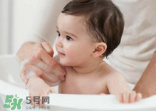 寶寶流鼻涕了還能洗澡嗎？寶寶夏天感冒能不能洗澡？