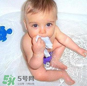 寶寶流鼻涕了還能洗澡嗎？寶寶夏天感冒能不能洗澡？