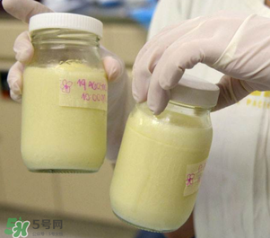 我的奶水發(fā)黃是怎么回事？ 哺乳期奶水發(fā)黃還可以喂奶嗎？