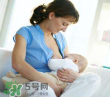 我的奶水發(fā)黃是怎么回事？ 哺乳期奶水發(fā)黃還可以喂奶嗎？