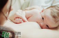 哺乳期奶水有血是什么原因？哺乳期奶水有血能喂奶嗎？