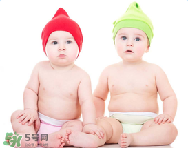 如何判斷新生兒已經(jīng)吃飽？新生兒吃飽了有什么表現(xiàn)？