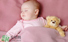 如何判斷新生兒已經(jīng)吃飽？新生兒吃飽了有什么表現(xiàn)？