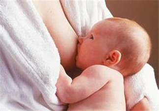 哺乳期奶水有血是什么原因？哺乳期奶水有血能喂奶嗎？