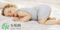 小孩開著燈睡覺好嗎？寶寶睡覺開著燈對身體有危害嗎？
