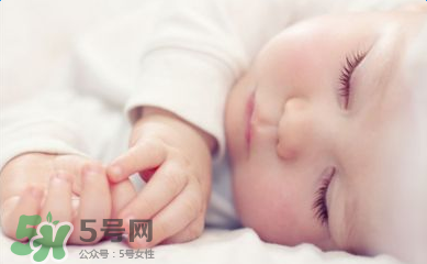 小孩開著燈睡覺好嗎？寶寶睡覺開著燈對身體有危害嗎？