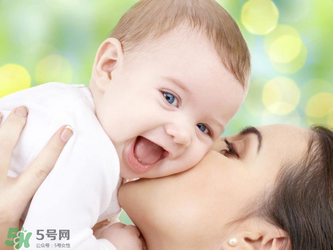 哺乳期媽媽用護膚品對寶寶有影響嗎？哺乳期能不能用護膚品？