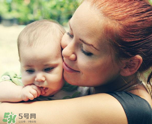 哺乳期媽媽用護膚品對寶寶有影響嗎？哺乳期能不能用護膚品？