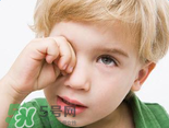 寶寶總是拿手揉眼睛是怎么了？寶寶眼睛癢怎么處理？