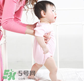 寶寶一歲多了還不會(huì)走路怎么辦？寶寶走路晚是什么原因造成的