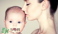 寶寶一般在什么時候會叫爸爸媽媽？寶寶說話和智力有關(guān)系嗎