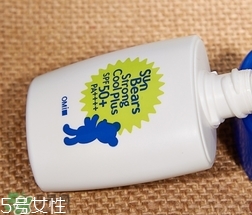 近江兄弟防曬霜紅色藍(lán)色哪個好？近江兄弟小熊防曬霜紅色藍(lán)色對比