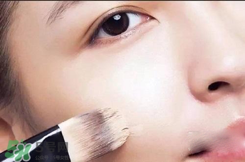 粉底液可以涂在眼部嗎？粉底液涂在眼部有什么危害？