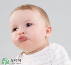 寶寶頭皮上的污垢可以摳掉嗎？寶寶頭上的頭垢該怎么處理？