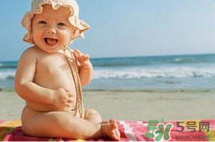 夏日海邊寶寶游泳怎么防曬？海邊親子游泳防曬注意事項