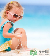夏日海邊寶寶游泳怎么防曬？海邊親子游泳防曬注意事項
