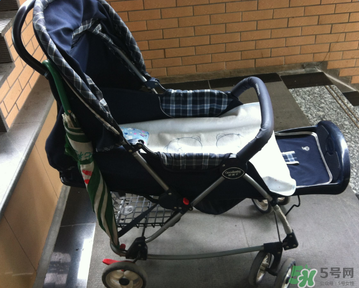 好孩子?jì)雰很囋趺捶牌剑亢煤⒆計(jì)雰很嚾绾握{(diào)節(jié)放平？