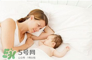 產(chǎn)后皮膚干燥起皮又很癢是怎么回事？生完小孩后皮膚特干怎么辦？